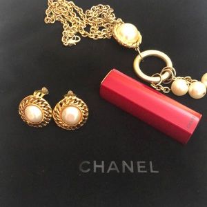 Chanel vintage clip earrings retire 💯authentic, Gold plated.